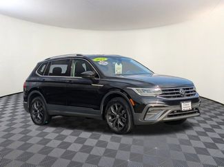 Used 2022 Volkswagen Tiguan SE image 1