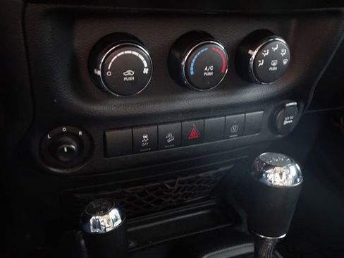 Used 2016 Jeep Wrangler Unlimited Sahara w/ Connectivity Group image 30