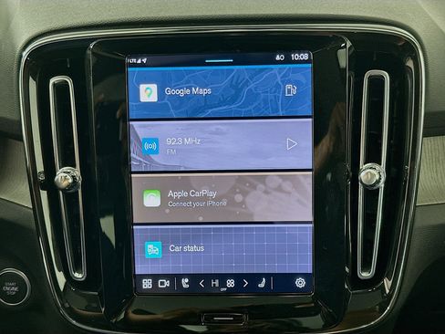 Used 2025 Volvo XC40 B5 Plus image 19