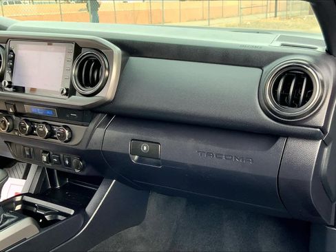 Certified 2022 Toyota Tacoma TRD Off-Road image 17