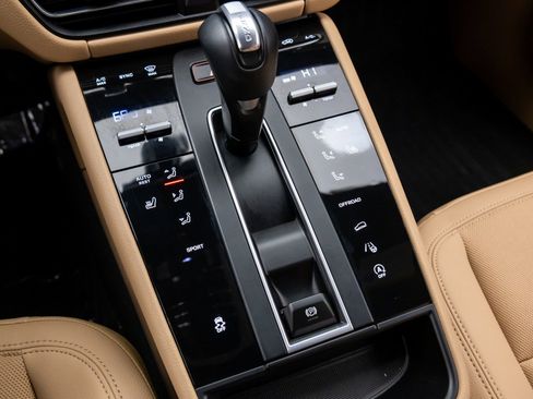 Certified 2025 Porsche Macan image 21