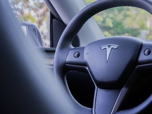 Used 2024 Tesla Model Y Long Range AWD/4WD image 36