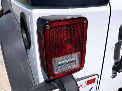 Certified 2018 Jeep Wrangler Sport image 34