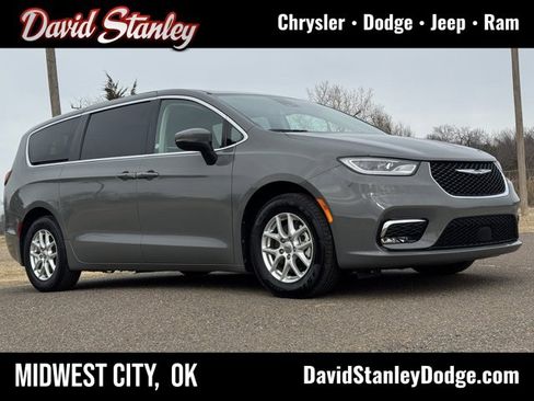 Certified 2023 Chrysler Pacifica Touring-L image 1