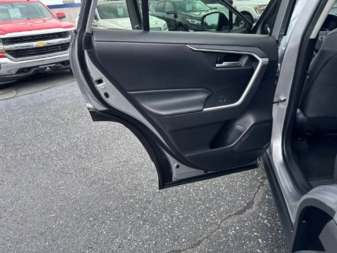 Used 2020 Toyota RAV4 XLE FWD image 13