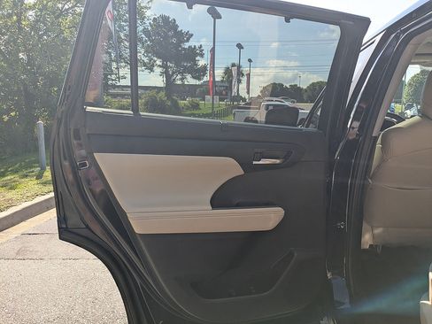 Used 2024 Toyota Highlander XLE AWD/4WD image 24