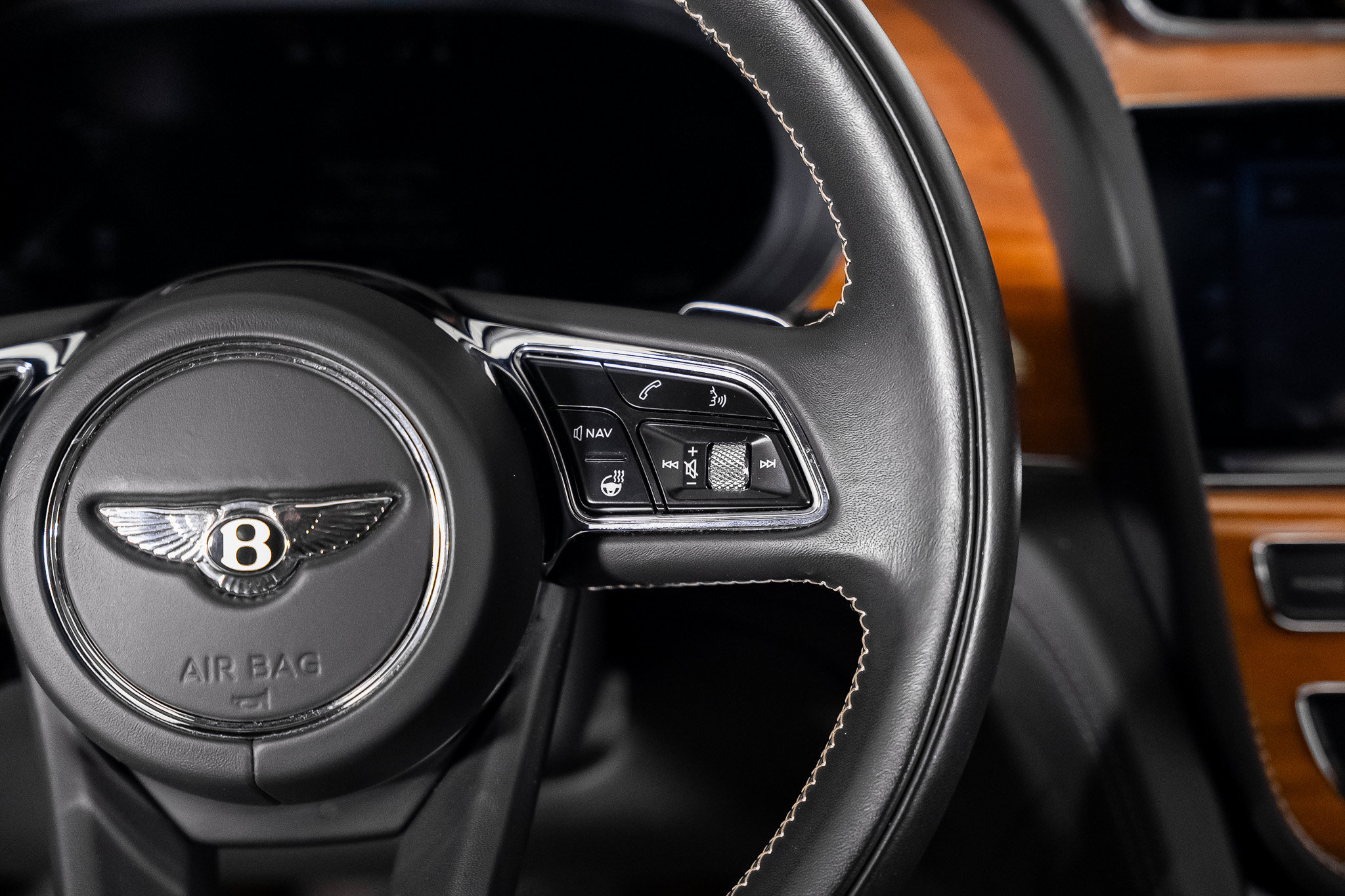 Used 2022 Bentley Bentayga AWD/4WD image 44