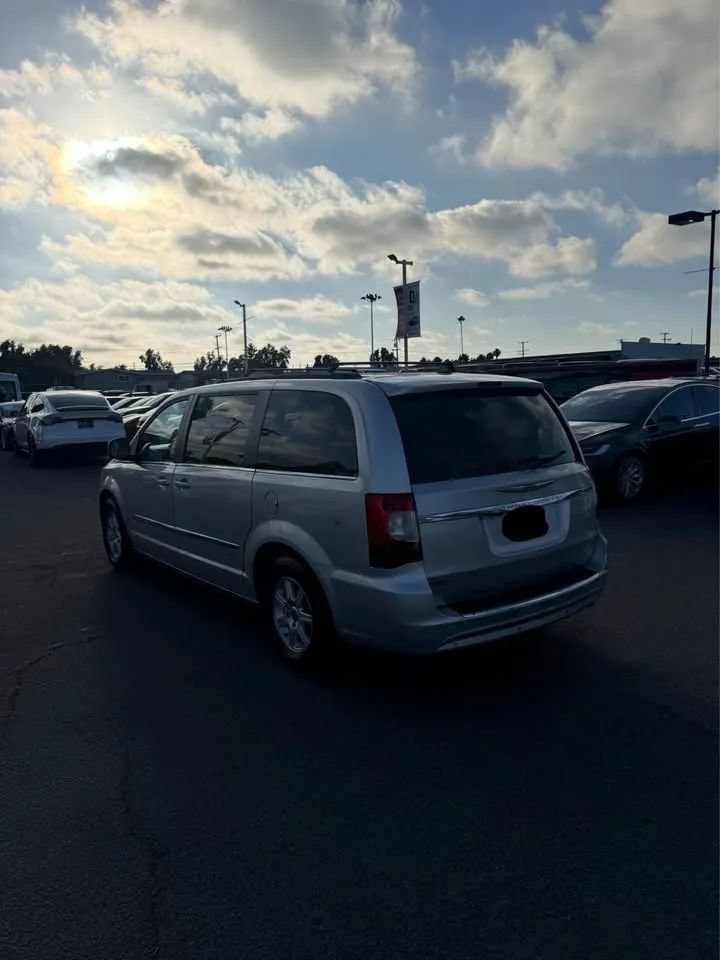 Used 2012 Chrysler Town & Country Touring FWD image 5