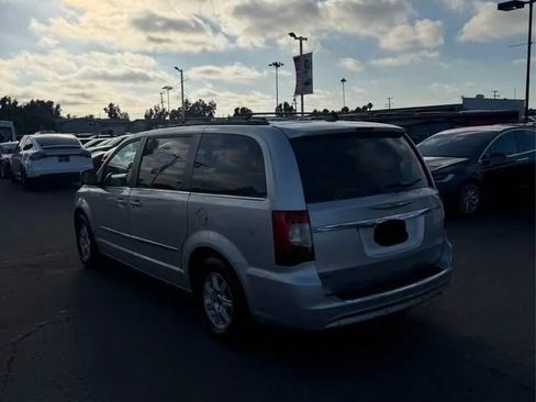 Used 2012 Chrysler Town & Country Touring FWD image 5