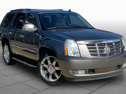Used 2014 Cadillac Escalade Luxury RWD image 2