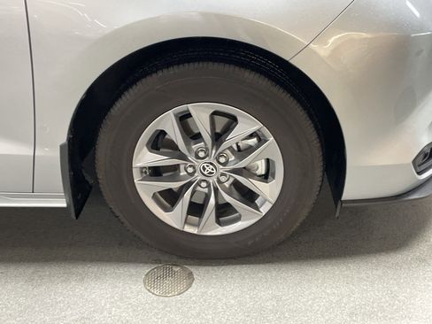 Used 2025 Toyota Sienna LE w/ LE Plus Package FWD image 6