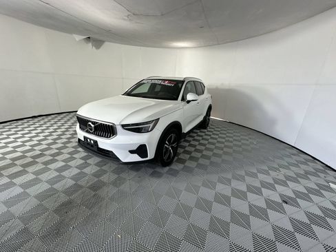 Used 2024 Volvo XC40 B5 Core AWD/4WD image 4