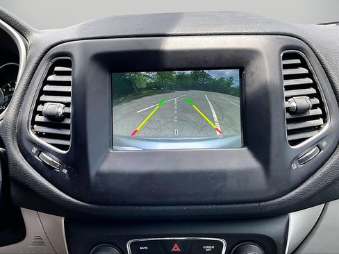 Used 2019 Jeep Compass Latitude FWD image 13