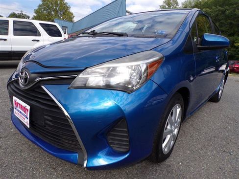 Used 2017 Toyota Yaris 4-Door Hatchback FWD image 3