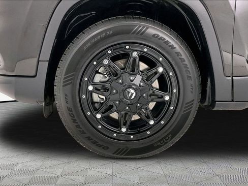 Used 2019 Jeep Cherokee Latitude Plus w/ Comfort/Convenience Group image 26