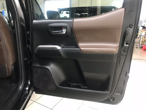 Used 2022 Toyota Tacoma Limited RWD image 11
