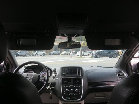 Used 2019 Dodge Grand Caravan SXT FWD image 13