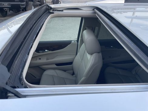 Used 2016 Cadillac Escalade ESV Luxury image 37