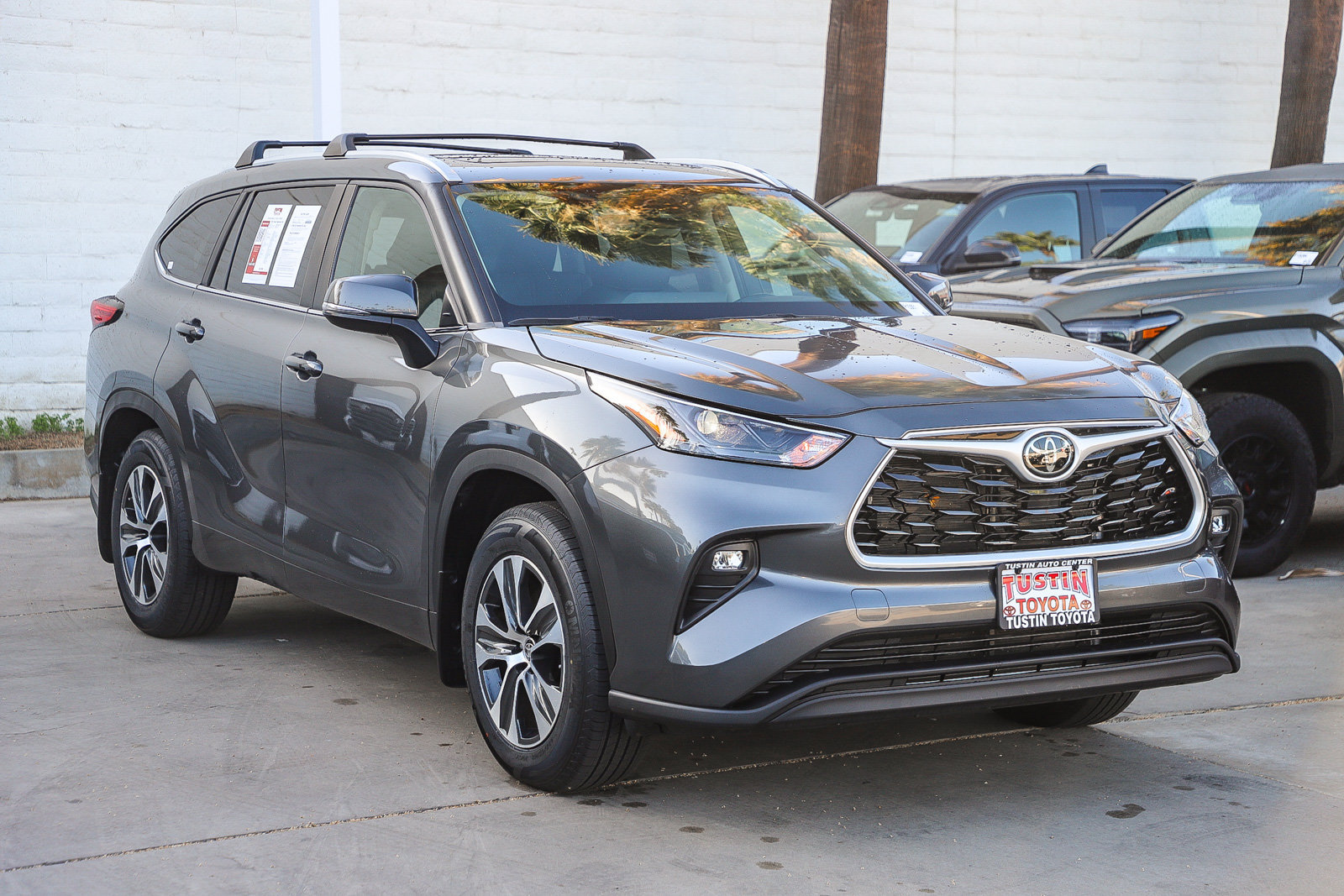 Used 2023 Toyota Highlander XLE FWD image 3