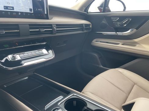 Used 2023 Lincoln Corsair Reserve w/ Rear Removable Package Tray image 33