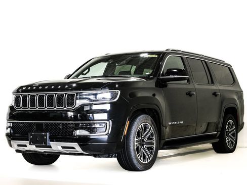 Used 2024 Jeep Wagoneer L Series II w/ Flexible Seating Group AWD/4WD image 3