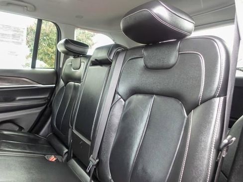 Used 2022 Jeep Grand Cherokee Limited image 24