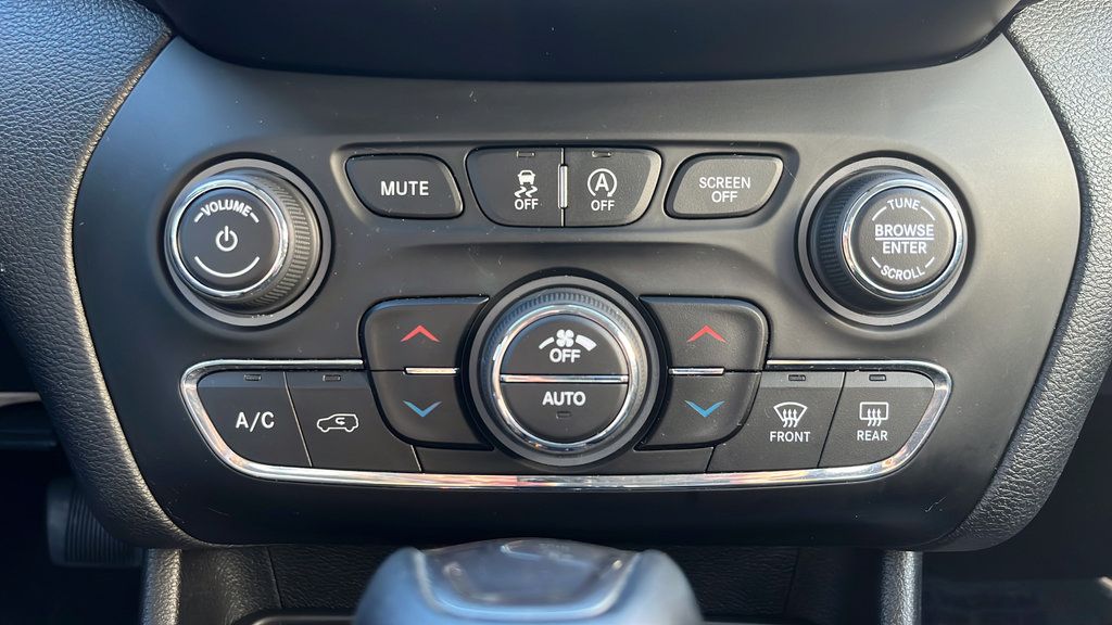 Used 2019 Jeep Cherokee Latitude Plus w/ Comfort/Convenience Group FWD image 17