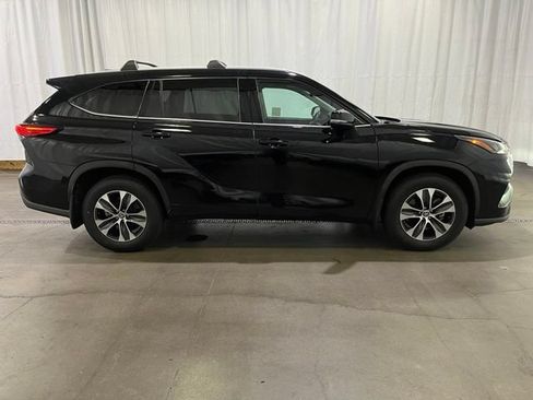 Used 2022 Toyota Highlander XLE AWD/4WD image 2
