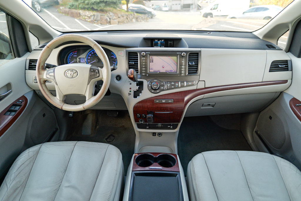 Used 2011 Toyota Sienna XLE w/ Premium Pkg FWD image 35
