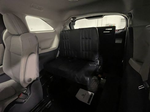 Used 2024 Toyota Sienna LE FWD image 16