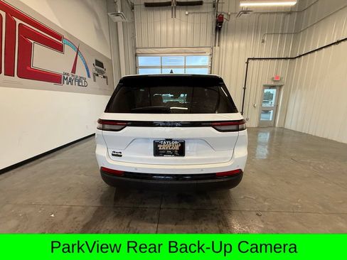 Used 2025 Jeep Grand Cherokee Altitude AWD/4WD image 7