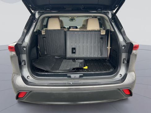 Used 2022 Toyota Highlander XLE image 49