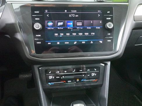 Used 2023 Volkswagen Tiguan SE w/ Panoramic Sunroof Package image 18