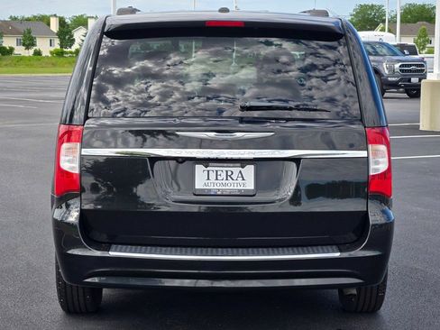 Used 2014 Chrysler Town & Country Touring FWD image 10