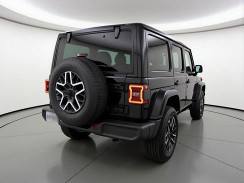 Used 2025 Jeep Wrangler Sahara image 9