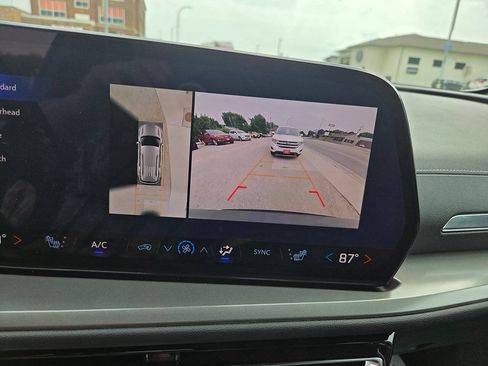 Used 2026 Chevrolet Traverse LT w/ Driver Confidence Package AWD/4WD image 17