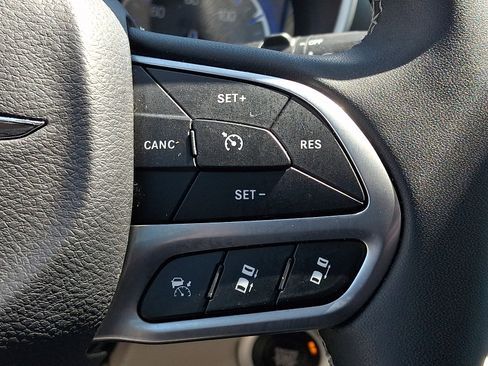 Used 2024 Chrysler Pacifica Touring-L FWD image 26