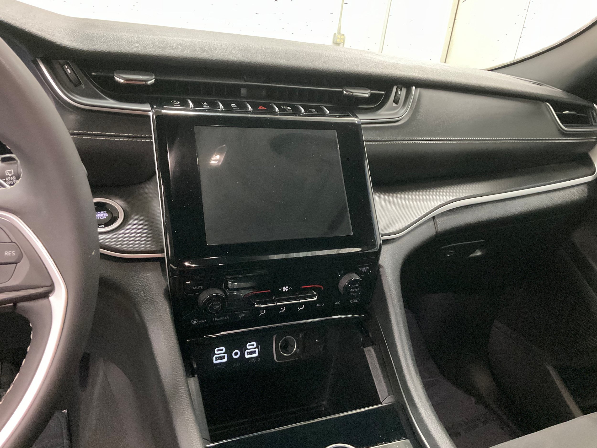 Used 2024 Jeep Grand Cherokee Laredo AWD/4WD image 15