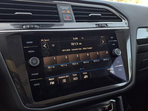 Used 2019 Volkswagen Tiguan SEL Premium AWD/4WD image 9