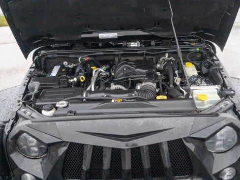 Used 2017 Jeep Wrangler Unlimited Sahara w/ Connectivity Group image 8