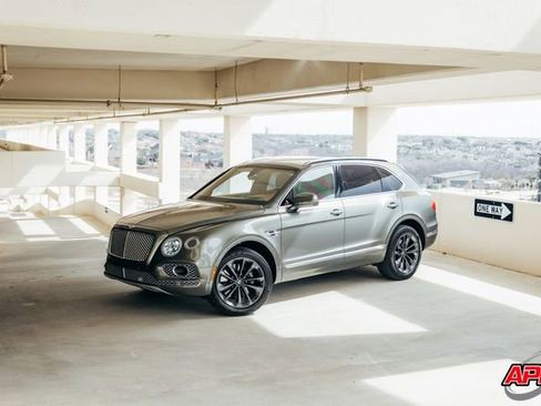 Used 2017 Bentley Bentayga image 44