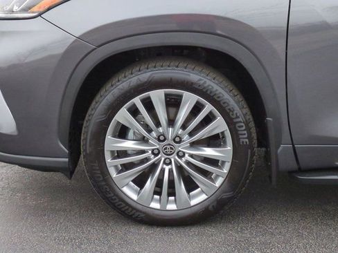 Used 2025 Toyota Highlander Platinum image 7