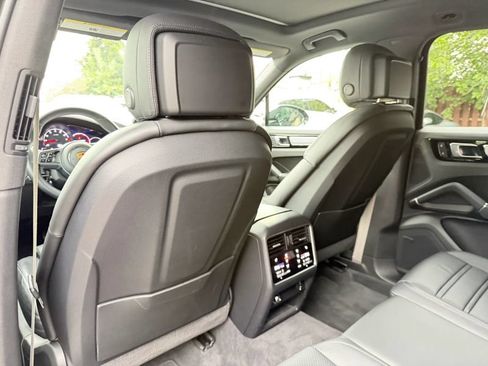 Used 2023 Porsche Cayenne Platinum Edition AWD/4WD image 18