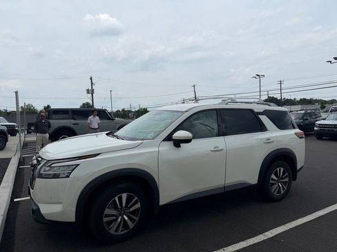 Used 2023 Nissan Pathfinder SL AWD/4WD image 7