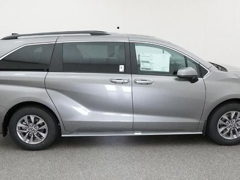 New 2026 Toyota Sienna XLE image 11