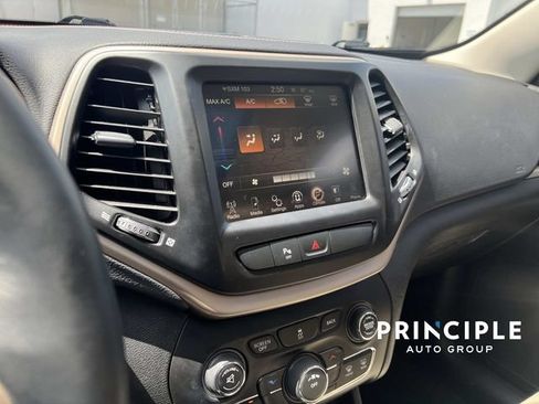 Used 2017 Jeep Cherokee Latitude w/ Safety/Convenience Group FWD image 23