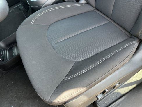 Used 2023 Chrysler Pacifica Touring FWD image 11