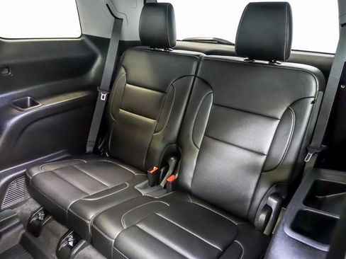 Used 2021 GMC Acadia SLT w/ Elevation Edition image 17