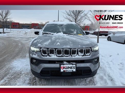 Used 2024 Jeep Compass Latitude image 3