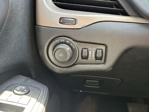 Used 2015 Jeep Cherokee Limited AWD/4WD image 12